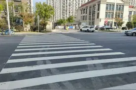 过马路更安心了！这个小区门口新设两道斑马线图片