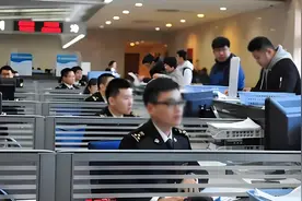 多地海关查获旅客违规携带黄金入境图片