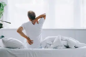 总感觉腰酸脖子痛，险些高位截瘫！医生提醒图片