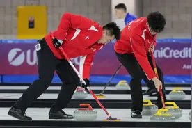 大冬会冰壶：中国男队不敌意大利男队图片