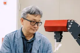 与时间赛跑，“恭博人”用数字化技术唤醒沉睡的古籍图片
