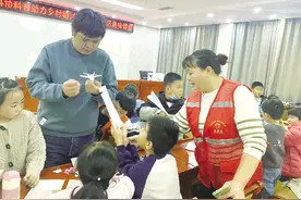 动力飞机科普实验走进岳家村社区图片