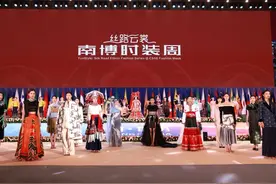 南博会楚雄展区成为热门“打卡点”图片