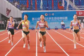 闽将葛曼棋夺得女子丁组（超级组）100米比赛冠军图片