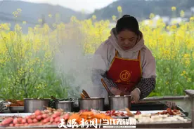 苗寨芦笙响 “流动集市”旺图片