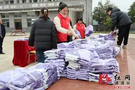湖南省匠璞国学书院到通道县芙蓉完小开展爱心帮扶活动图片