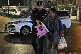 男子酒劲上头不慎摔倒 民警暖心护送平安回家图片