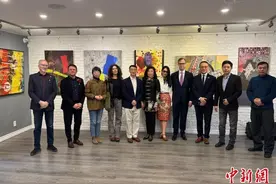 加拿大大多伦多地区不同族裔画家举办新七人画展图片