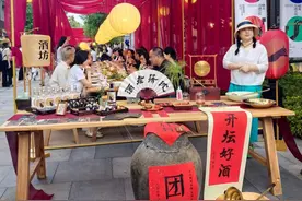 百米长桌吃席、听古曲神游、赶一场古色古香的集...蟠龙天地上线“中秋限定”文化盛宴｜文化中国行图片