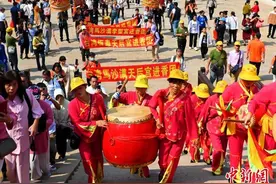 两岸妈祖敬仰者共赴“妈祖故里”福建湄洲岛谒祖进香图片
