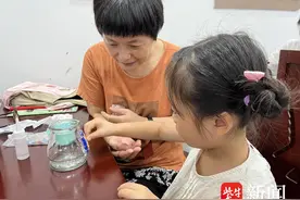 指尖妙趣，“瓶”添乐趣！常熟市沙家浜镇芦荡社区开展马赛克提灯DIY活动图片