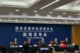 国家发改委发布《指引》，涉全面取消在就业地参保户籍限制、推动公共服务系统交互贯通等图片