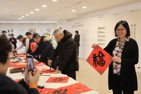 首届“墨缘杯”老年书法比赛颁奖，获奖者现场写春联送福字图片