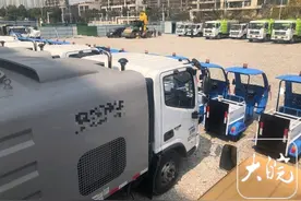 合肥一小学旁空地停放大量环卫车引家长担忧，涉事公司称系临时停车点正整改图片