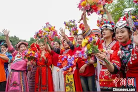 广西“三月三”成国际派对 中外游客潮玩非遗图片
