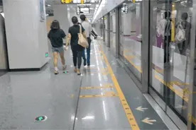地铁里女孩晕倒，随后的一幕暖了……图片