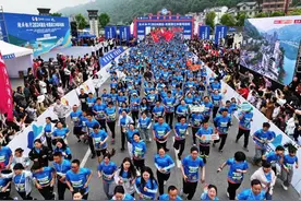 绿水青山逐“清马” 2024湖北·长阳清江半程马拉松今日开跑，近8000名跑友畅跑清江图片