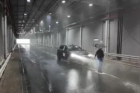 模拟“雨天纵向追尾行人” 我国发布多项自主研发汽车安全测评场景图片