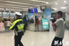 男童误吞1元硬币，交警8分钟护送就医图片