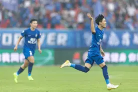 中超丨主场收官战，武汉三镇胜深圳队图片