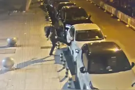 深夜踢伤3辆轿车就地大睡，醉酒男子早晨醒来被拘留图片