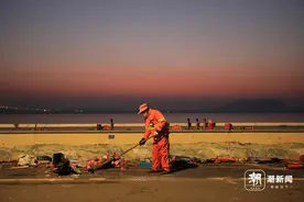 5点半上岗，新年的江边日出里，这些身影不容易图片