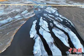 甘肃阿克塞“引水进城”：将遏制库姆塔格沙漠东侵图片