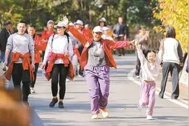 300市民穿红衣参加龙城公园CITYWALK徒步 青山绿水间有道欢乐“红”流图片