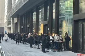 金价暴涨下众生相：有人排队8小时买老铺黄金，有人几年前买的黄金价格几乎翻倍图片