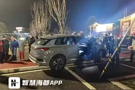 事发泉州！一男子错把油门当刹车，小车失控撞伤两行人图片