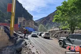 四川雅江：因泥石流中断的国道318公路全幅抢通图片