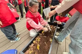 环保宣讲、清理垃圾、建无废花园……渝中区的居民这样度过“国际无废日”图片