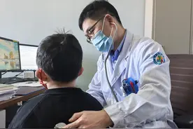 和邻居小孩在公园里玩了会，2岁宝宝就中招了！该病正值高峰期图片