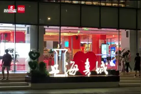 走访上海特色夜读空间！这些地方24小时开放，还有书店晚上变酒吧？ | 夜经济报告·上海夜生活plus图片