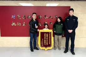 小学生心爱的包丢了，民警调监控发现被捡废品老人拿走，联系后帮其寻回图片