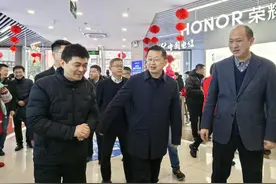 安徽省首台“国补”手机在安庆苏宁广场电信营业厅售出图片