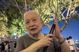 西湖边又一位大爷火了！有人为了他退票、改签！“这事，全看缘分”图片