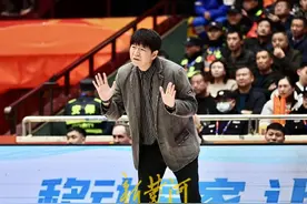克里斯半场砍下24分，山东男篮53：40领先福建男篮图片