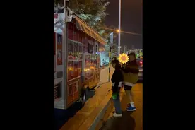 果然视频|一颗心一辆车，他带着1000张孩子照片走遍全国图片