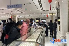 金饰克价一年涨了200元，“顾客比平时多好几倍”图片
