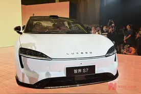 智界S7遇交付问题，鸿蒙智行给出车主补贴方案，华为回应：工厂正在全力生产图片