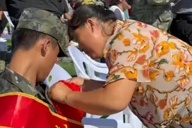 视频丨家长为泰安入伍新兵送行，“心里满是牵挂，眼里满是骄傲”图片