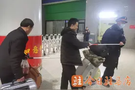 驻马店火车站倾力帮助盲人兄弟顺利乘车图片