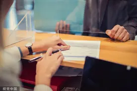 闪电律解｜女子到银行存10万元现金被工作人员询问来源引热议 律师：合规合法图片