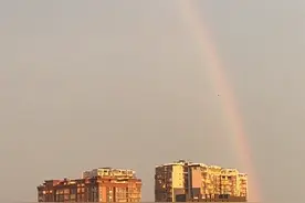 30秒｜见者好运！四川内江雨后天空现彩虹图片