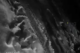 大雪夜被困济青高速 女司机“撒娇式”喊话交警：你们可别走啊图片