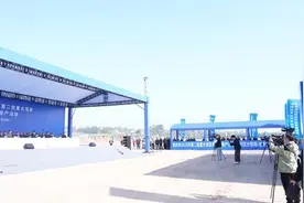 西南首条“一窑两线”浮法玻璃生产线在永川投产图片