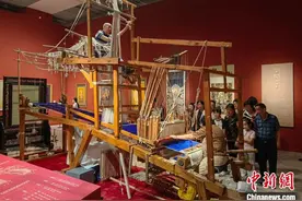 中国工艺美术大师金文云锦精品亮相非遗馆 展出最大云锦壁画图片