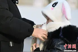 呼和浩特迎降温天气 民众厚衣出行图片