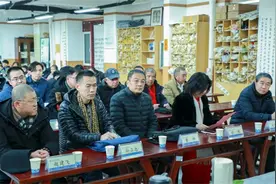 青岛恒星科技学院举办书法家“挥毫写新春 翰墨进校园”文化公益活动图片